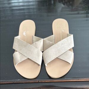 DV by Dolce Vita Tan Sandals Minimalist Cross-Strap Design